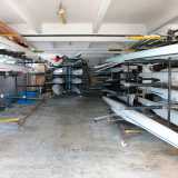 � munito di una rimessa dove � custodita un'antica canoa in legno di cedro (in alto a sinistra)
